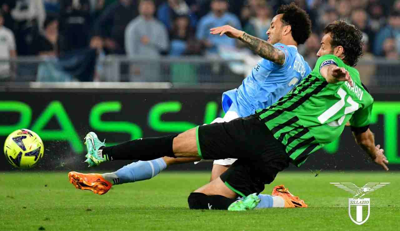Felipe Anderson realizza la rete del vantaggio della Lazio contro il Sassuolo nella partita di calcio di serie A