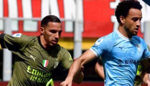 Felipe Anderson della Lazio tenta il dribbling su un giocatore del Milan nella partita di calcio di Seria A