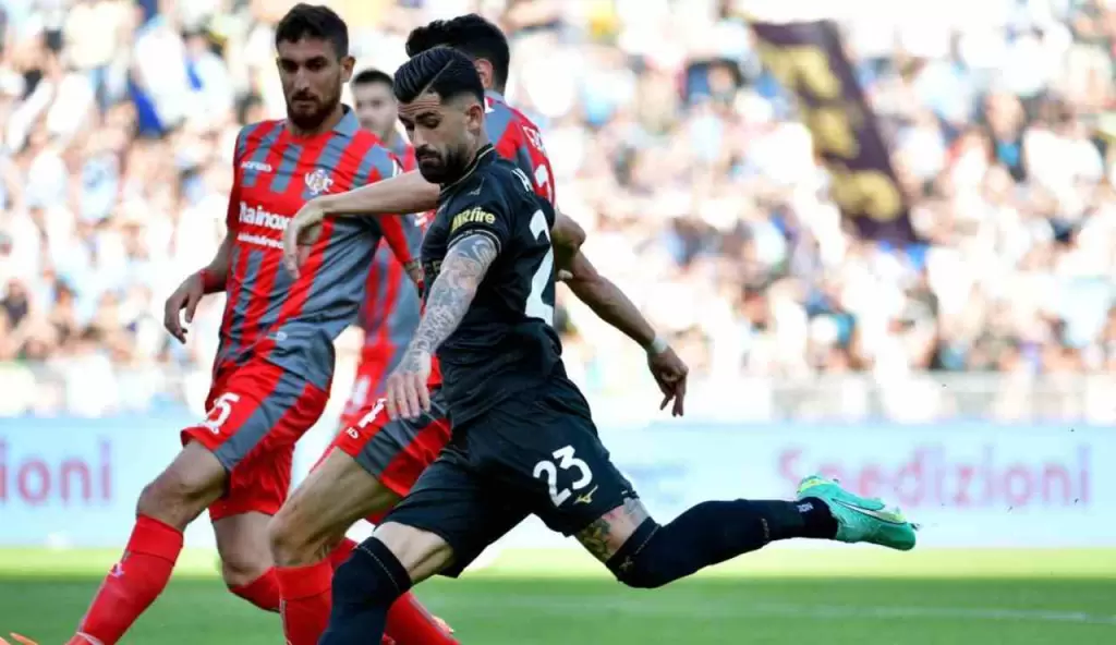 Hysaj calcia il pallone che si insacca per il vantaggio della Lazio contro la Cremonese nella partita di calcio di seria A