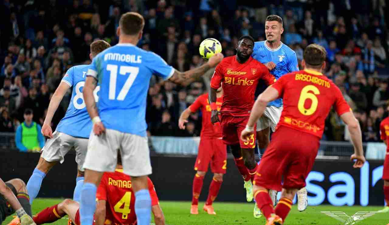 Milinkovic Savic impatta il pallone di testa e sigla il gol del pareggio contro il Lecce nella partita di calcio di serie A allo stadio Olimpico di Roma