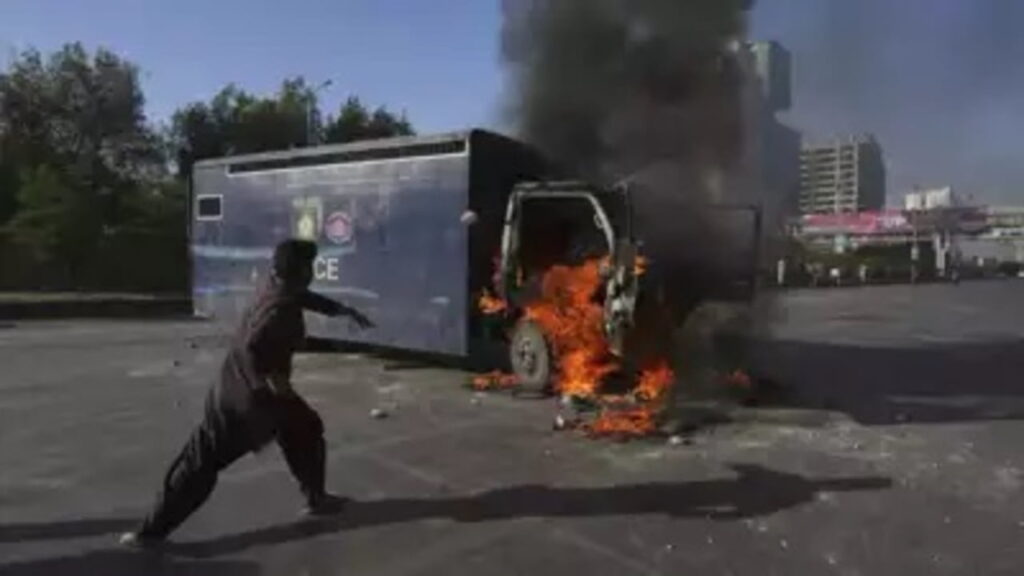 Proteste violente in Pakistan, camion dato alle fiamme