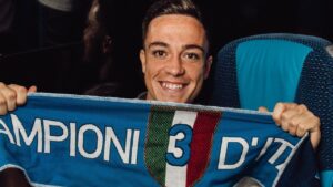 Giacomo Raspadori con la sciarpa del Napoli Campione d'Italia