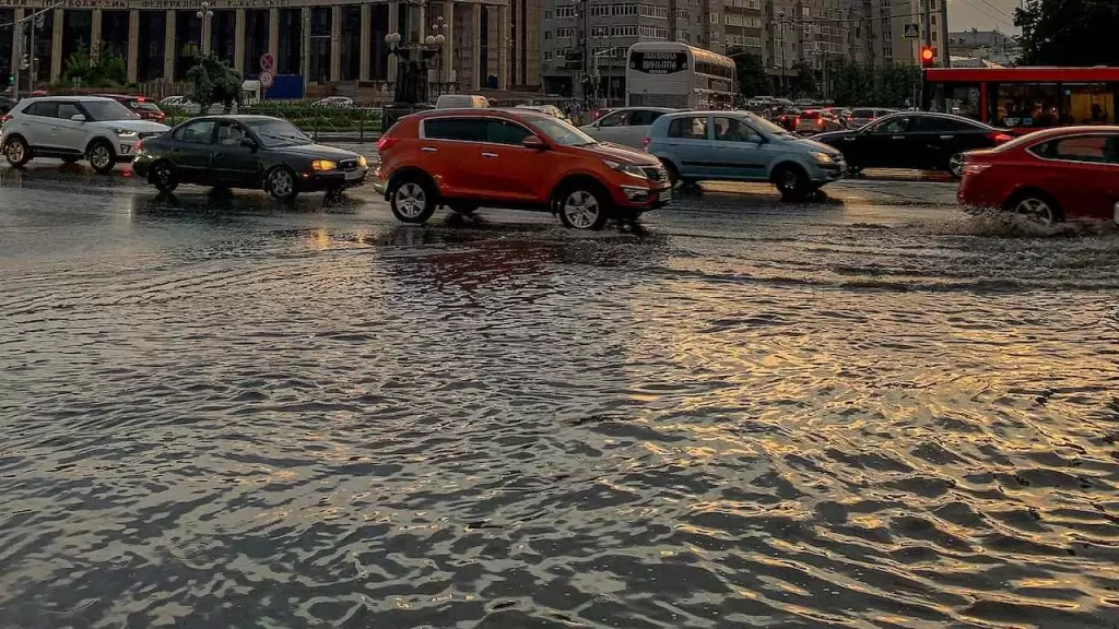 Bomba d'acqua a Roma, strada allagata