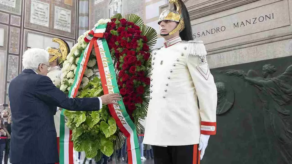 Sergio Mattarella depone una corona di fiori sul Monumento funebre di Alessandro Manzoni