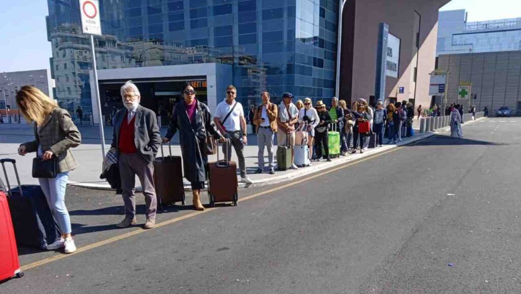 Fila clienti per servizio taxi alla Stazione Tiburtina di Roma