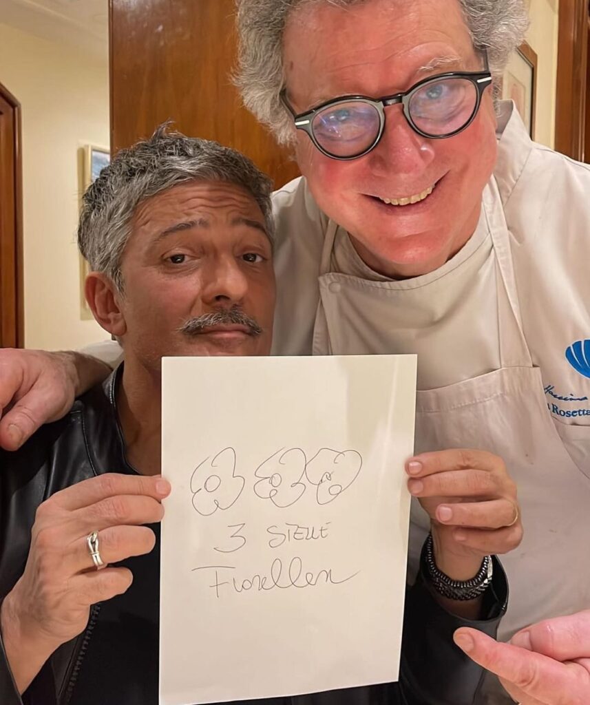 Rosario Fiorello durante una cena al ristorante "La Rosetta", con Massimo Riccioli