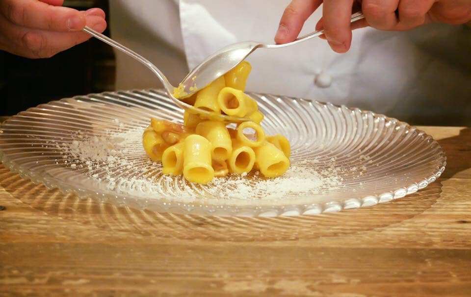 Un piatto di rigatoni alla carbonara del ristorante Arcangelo Vino e Cucina