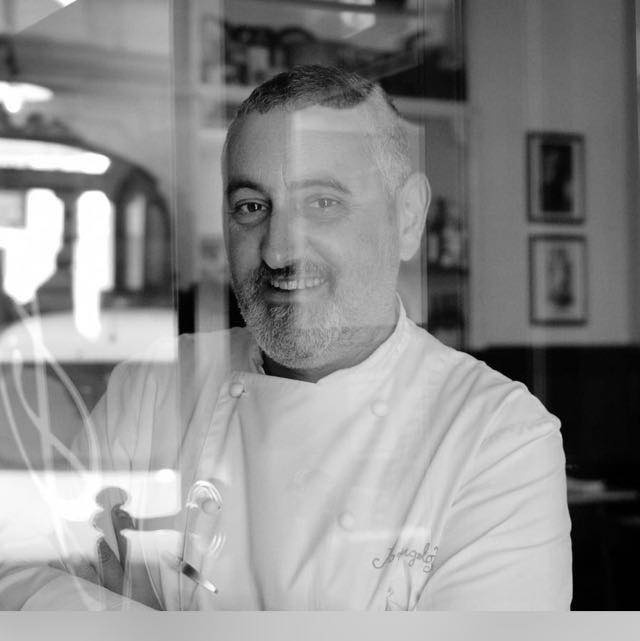 Chef Arcangelo Dandini sorridente in bianco e nero