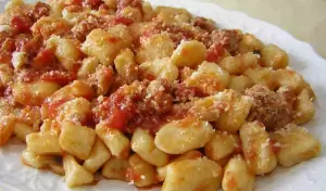 Gnocchi con sugo di castrato