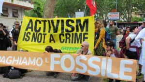 Attivisti di "Greenpeace" mostrano solidarietà agli attivisti di "Ultima Generazione"