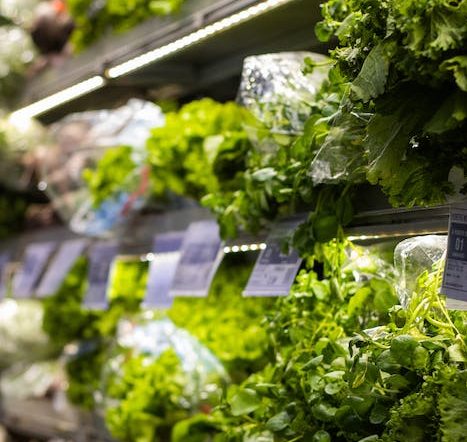 Insalata negli scaffali di supermercato