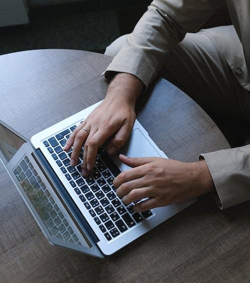 Un lavoratore scrive con il pc