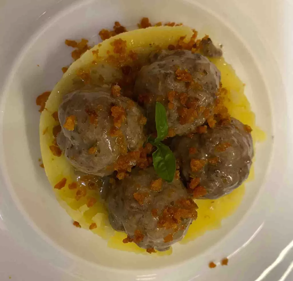 Un piatto di polpette alla cacciatora della trattoria Arcangelo Vino e Cucina