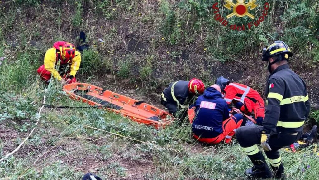 Ciclista cade in un fosso a Ostia