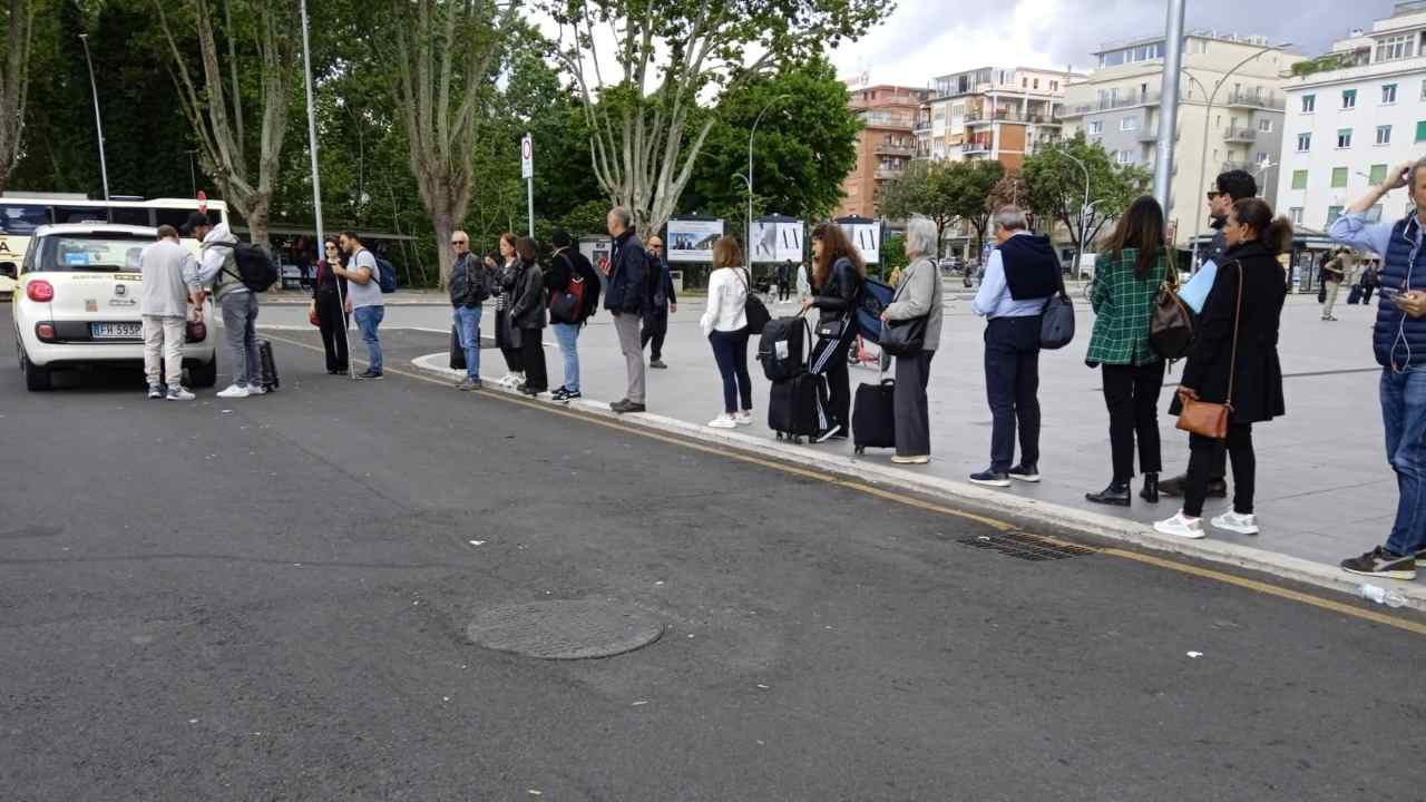 Clienti in fila per il servizio taxi alla stazione Tiburtina di Roma