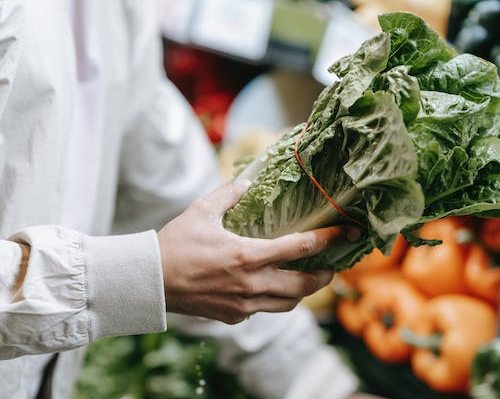 Un consumatore compra dell'insalata al supermercato