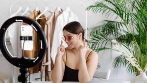 Una youtuber di moda realizza il suo video