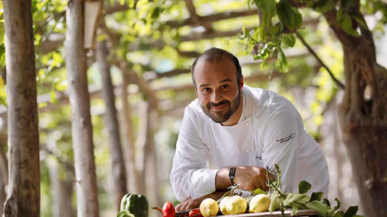 Chef Alessandro Tormolino, socio ed Executive Chef di Sensi Restaurant Amalfi sorridente