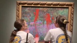 Eco-vandale imbrattano un'opera d'arte di Monet a Stoccolma