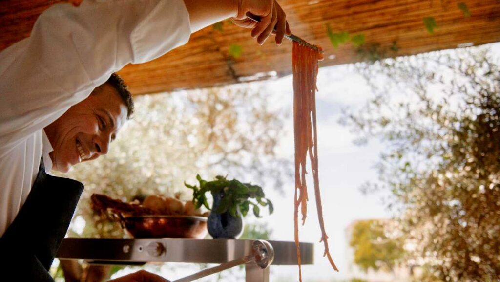 Armando Aristarco condisce spaghetti al pomdoro