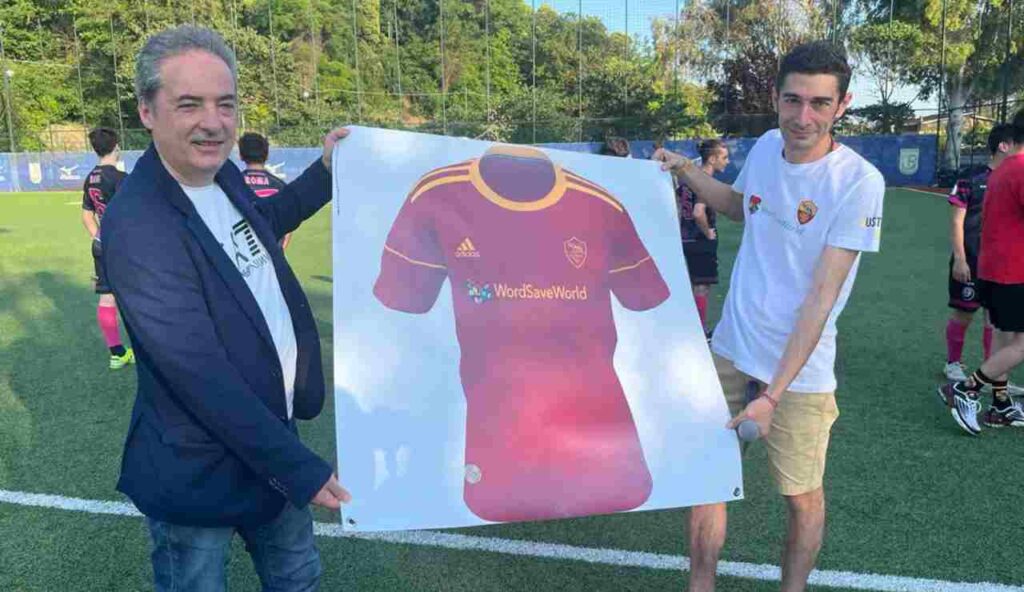 Fabrizio Del Prete e Lorenzo Galgani presentano la nuova maglia della Roma Calcio a 5 per la stagione 2023-2024