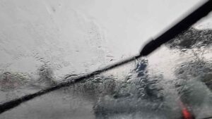 Maltempo, pioggia sul vetro dell'auto