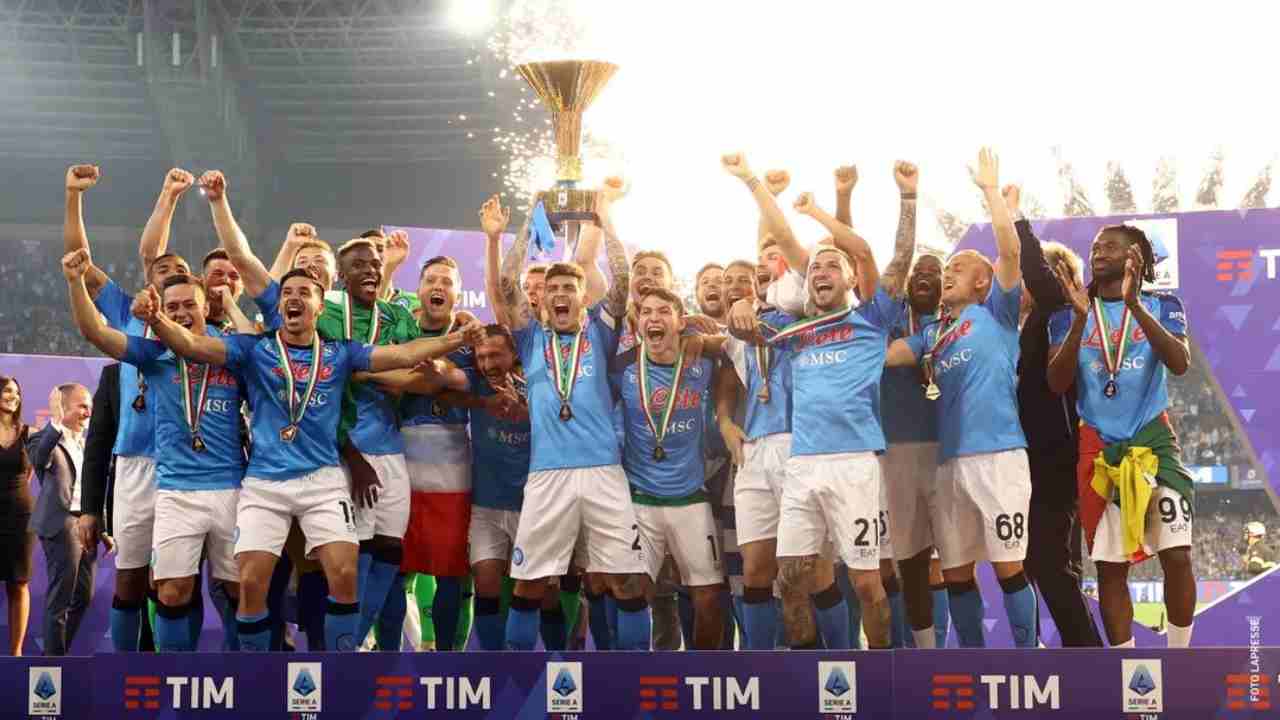 Napoli alza ufficialmente il trofeo della Serie A: è campione d'Italia