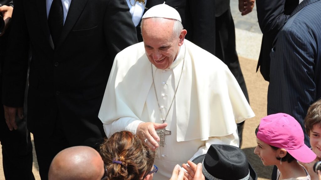 Papa Francesco con dei fedeli (foto Pasquazi)