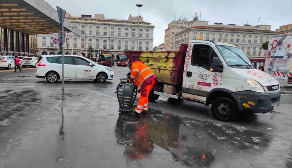 Netturbino Ama al lavoro nel centro di Roma