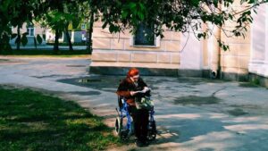 Una donna anziana disabile