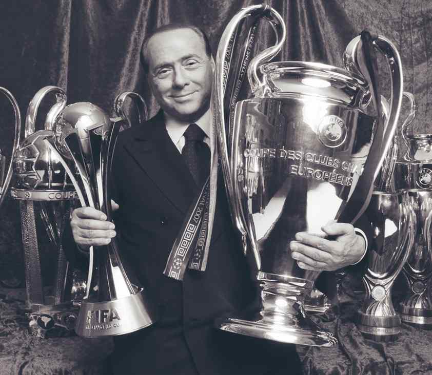 Silvio Berlusconi con la Champions League e la Coppa del Mondo per Club, nel 2007