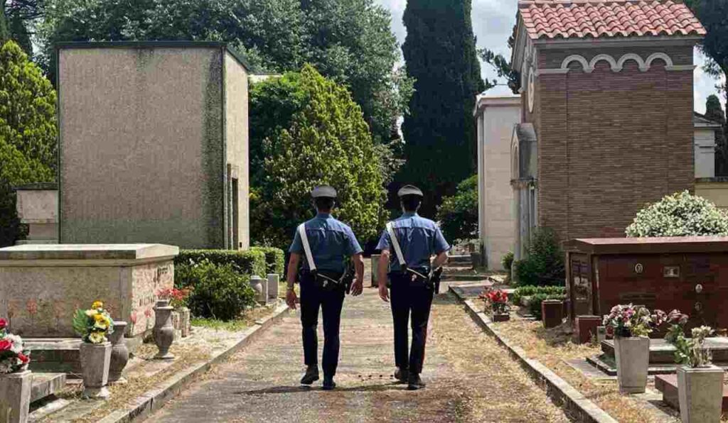 Controlli al cimitero del Verano a Roma dei Carabinieri