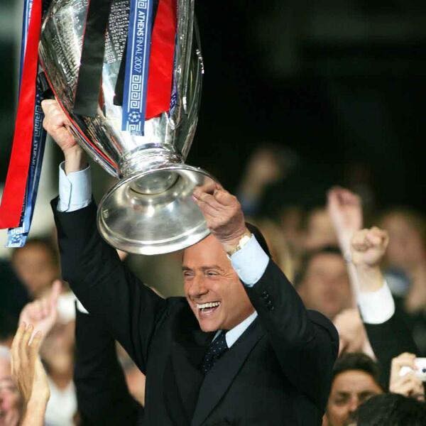 Berlusconi festeggia la vittoria della Champions League, nella finale di Atene, nel 2007