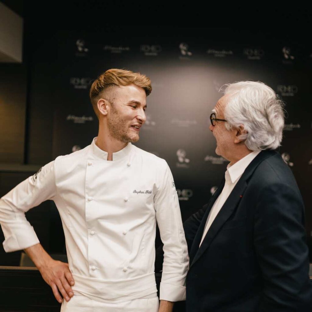 Monsieur Alain Ducasse in compagnia di un giovane collaboratore