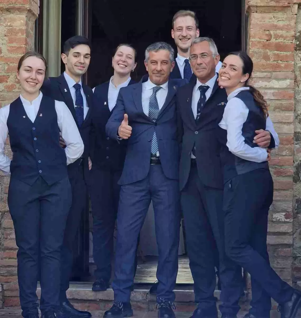 Gionata Cortellazzi (al centro), in compagnia del suo team di lavoro