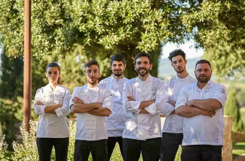 Chef Domenico Francone e alcuni membri dello staf f di "Sala dei Grappoli"