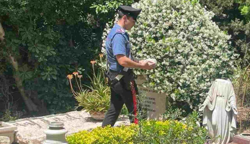 Carabiniere al Cimitero del Verano, tombe danneggiate