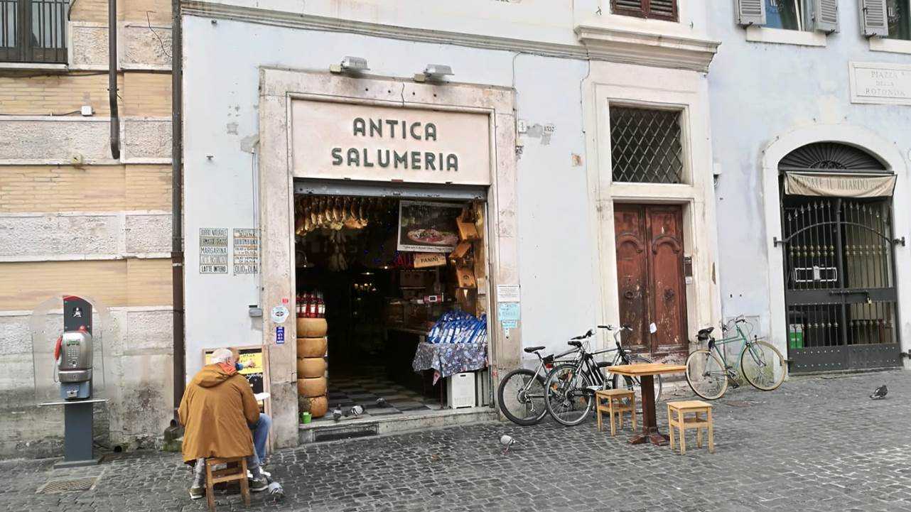 Messaggero Di Roma Relazioni Sociali Botteghe storiche a Roma: la chiusura dei negozi di quartiere spegne le