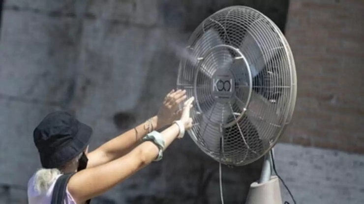 Caldo e Ddl eco-vandali, una ragazza trova refrigerio in un ventilatore