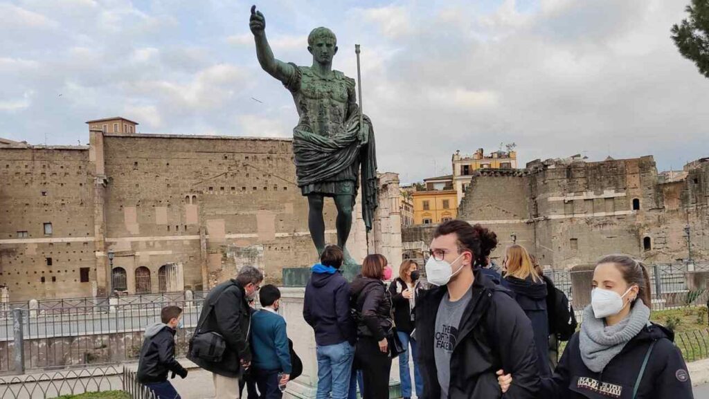 Visitatori con mascherina ai Fori Imperiali di Roma