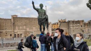 Visitatori con mascherina ai Fori Imperiali di Roma