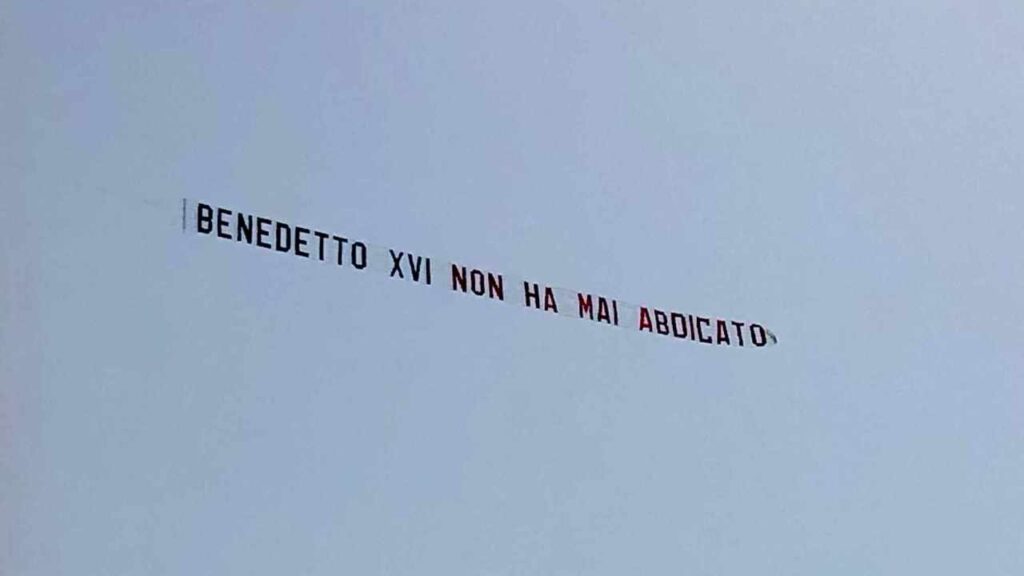 Striscione Benedetto XVI non ha mai abdicato