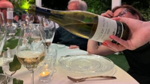 Persone a cena mentre si serve del vino