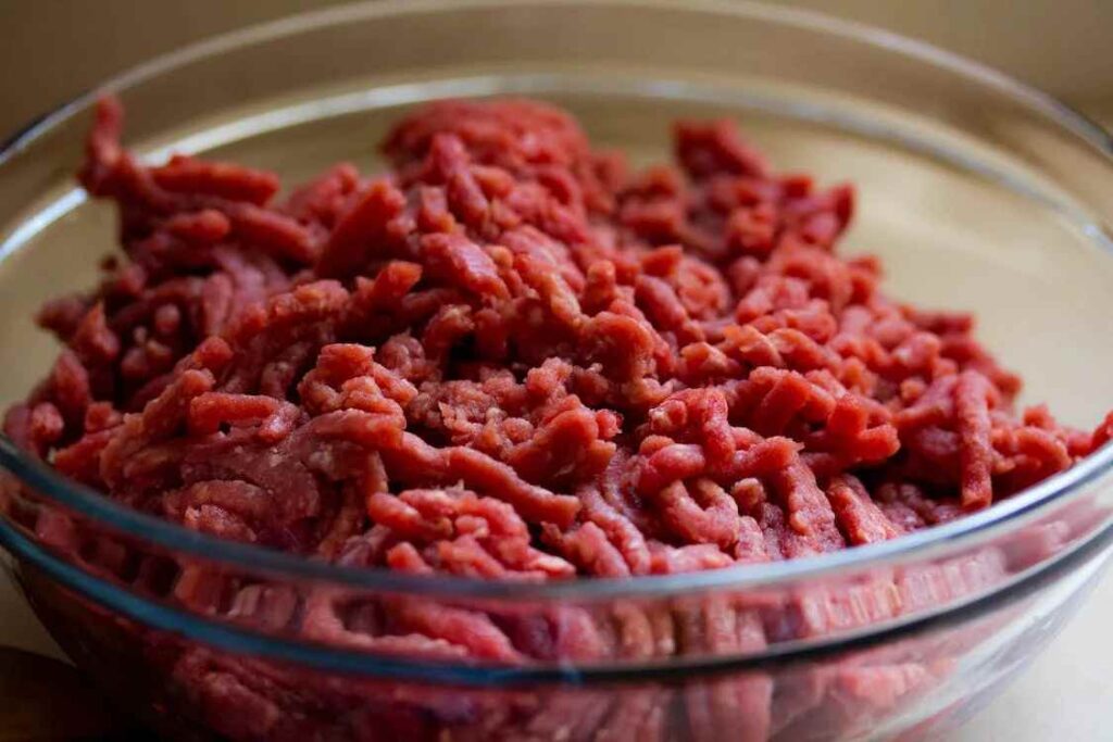 Carne macinata che sembra sintetica