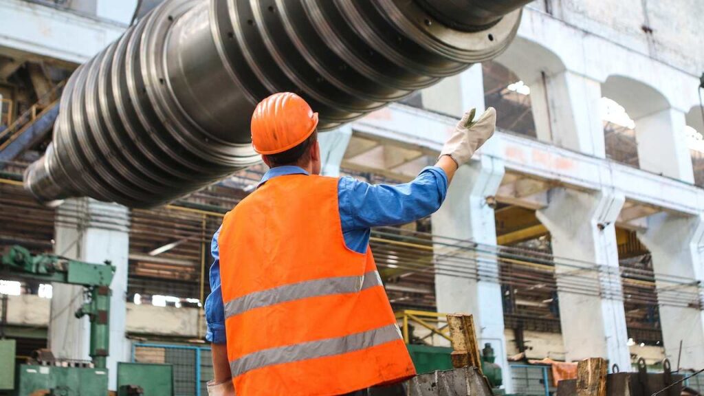 Ingegnere a lavoro con un collettore di fognatura