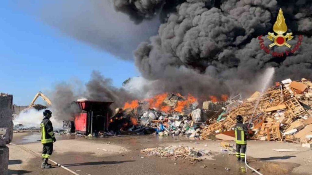 Vigili del Fuoco al lavoro nell'incendio a Ciampino