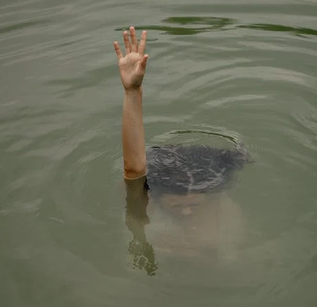 Una persona al lago che annega