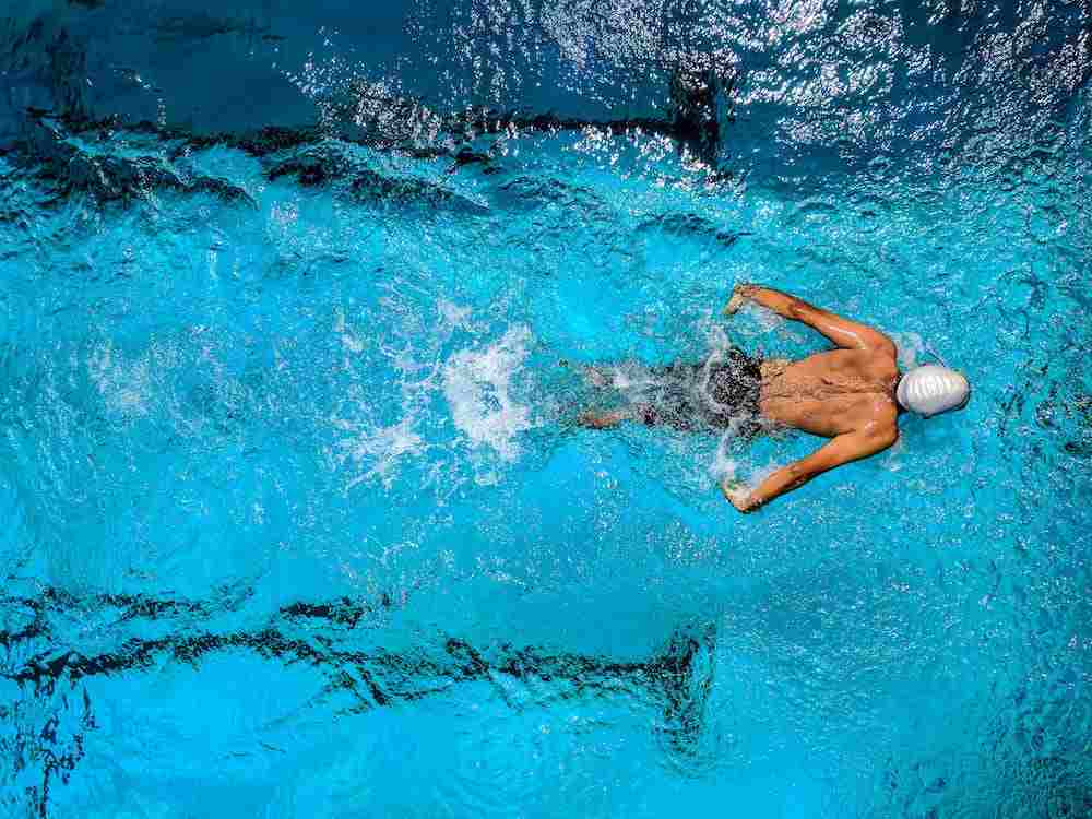 Un nuotatore in piscina