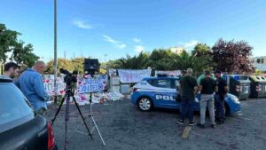 Piccolo altare con fiori, candele e striscioni in ricordo di Michelle