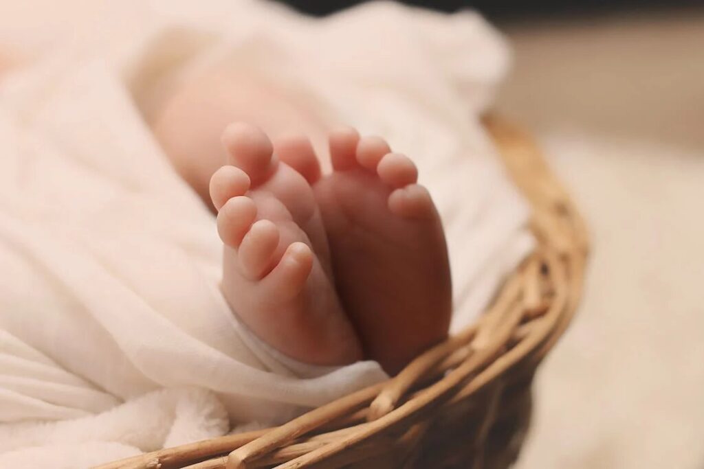 Una foto che ritrae i piedini di un neonato